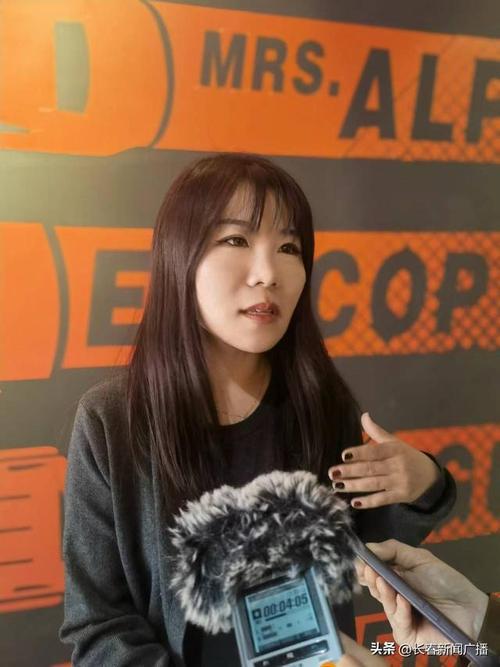 深夜独居少妇与隔壁男邻居的禁忌之恋：错位婚姻下的暧昧救赎