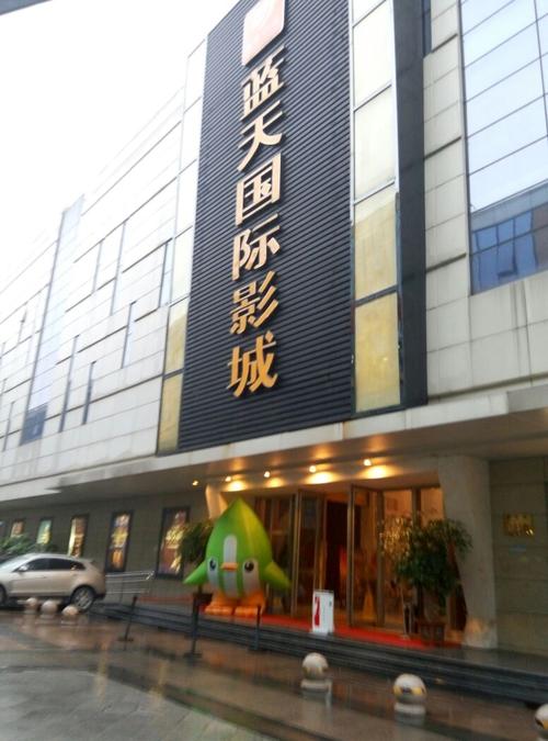 一边摸一边做一边亲的相关介绍