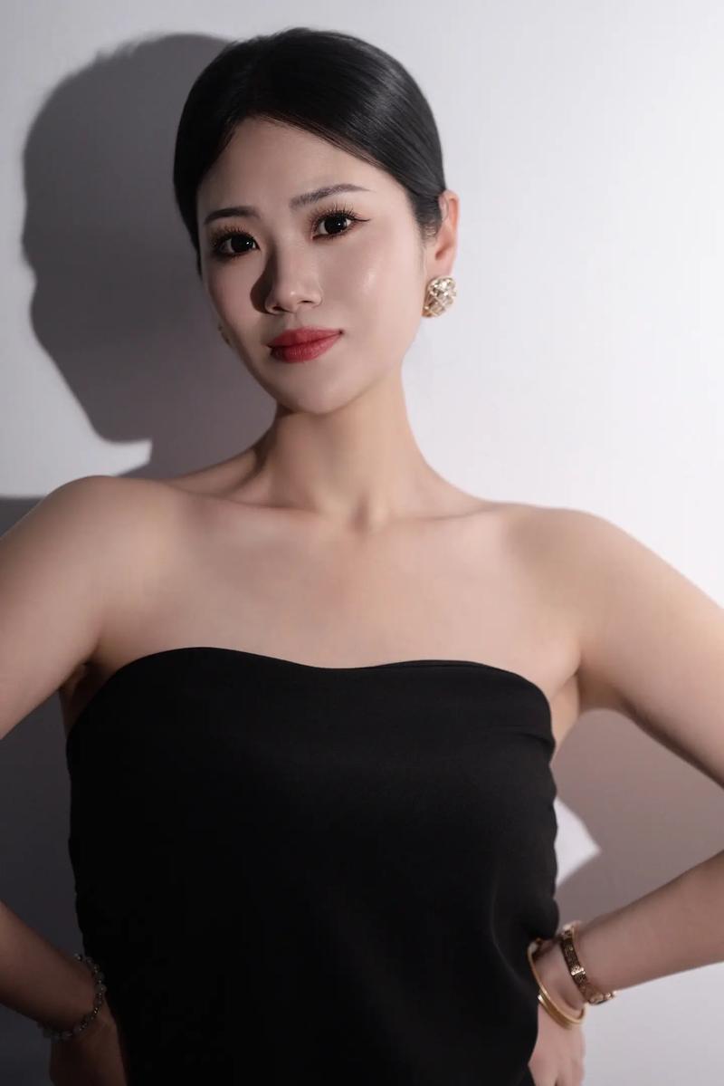 女老师操家长的逼的相关介绍